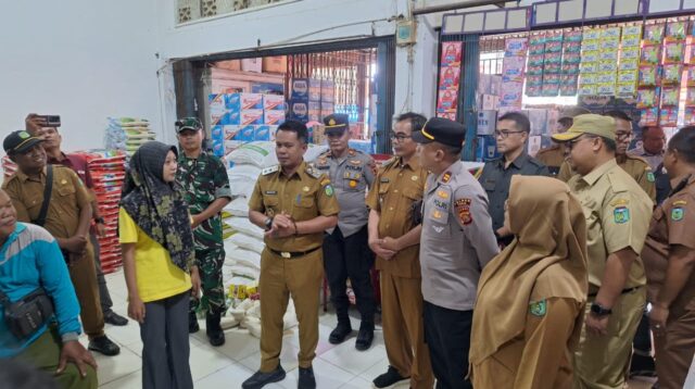 Gambar : Wakil Bupat Tebo Nazar Efendi Bersama Forkopimda Saat Sidak Pasar Jelang Ramadhan